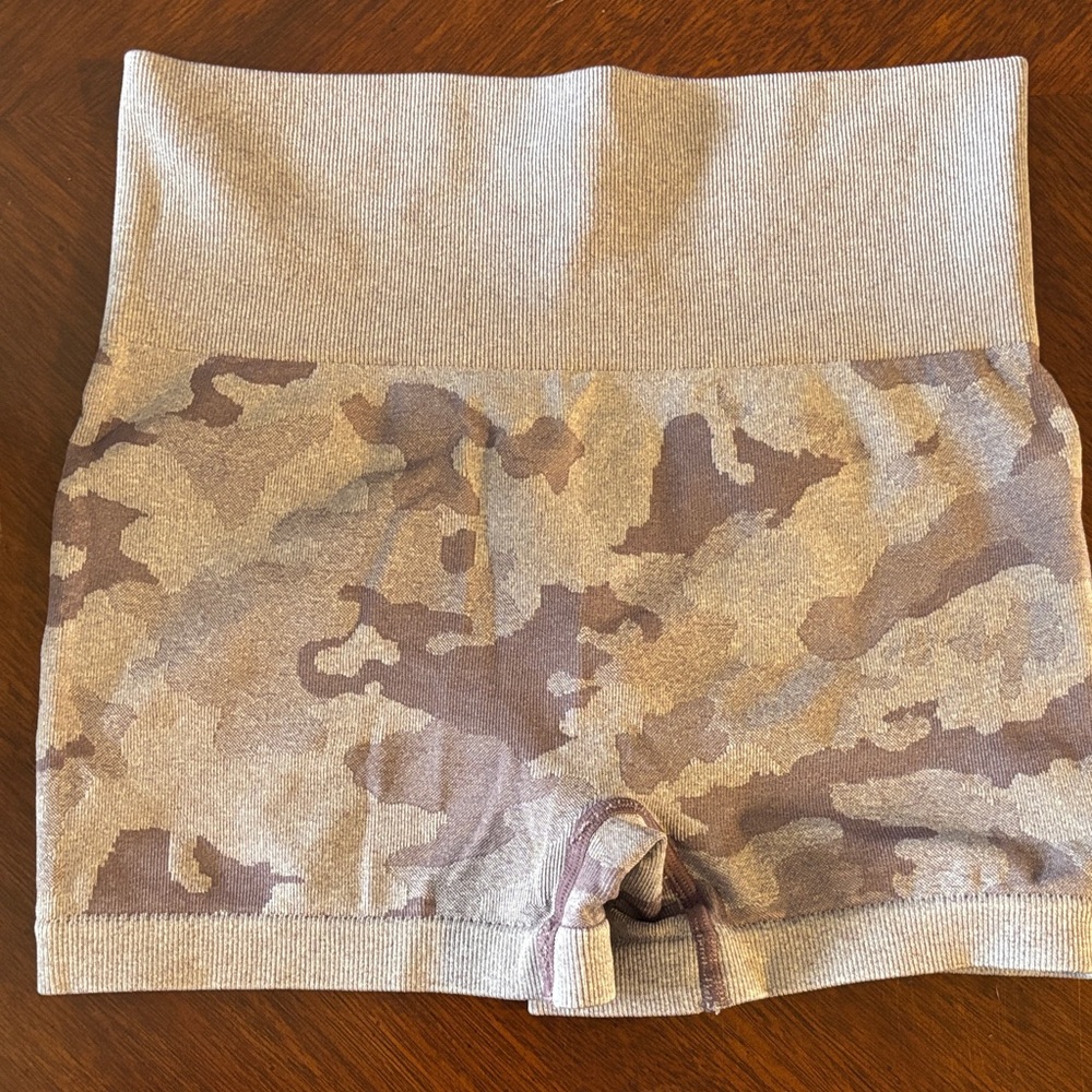 High-Rise Seamless Camo Knit Workout Shorts - Purple